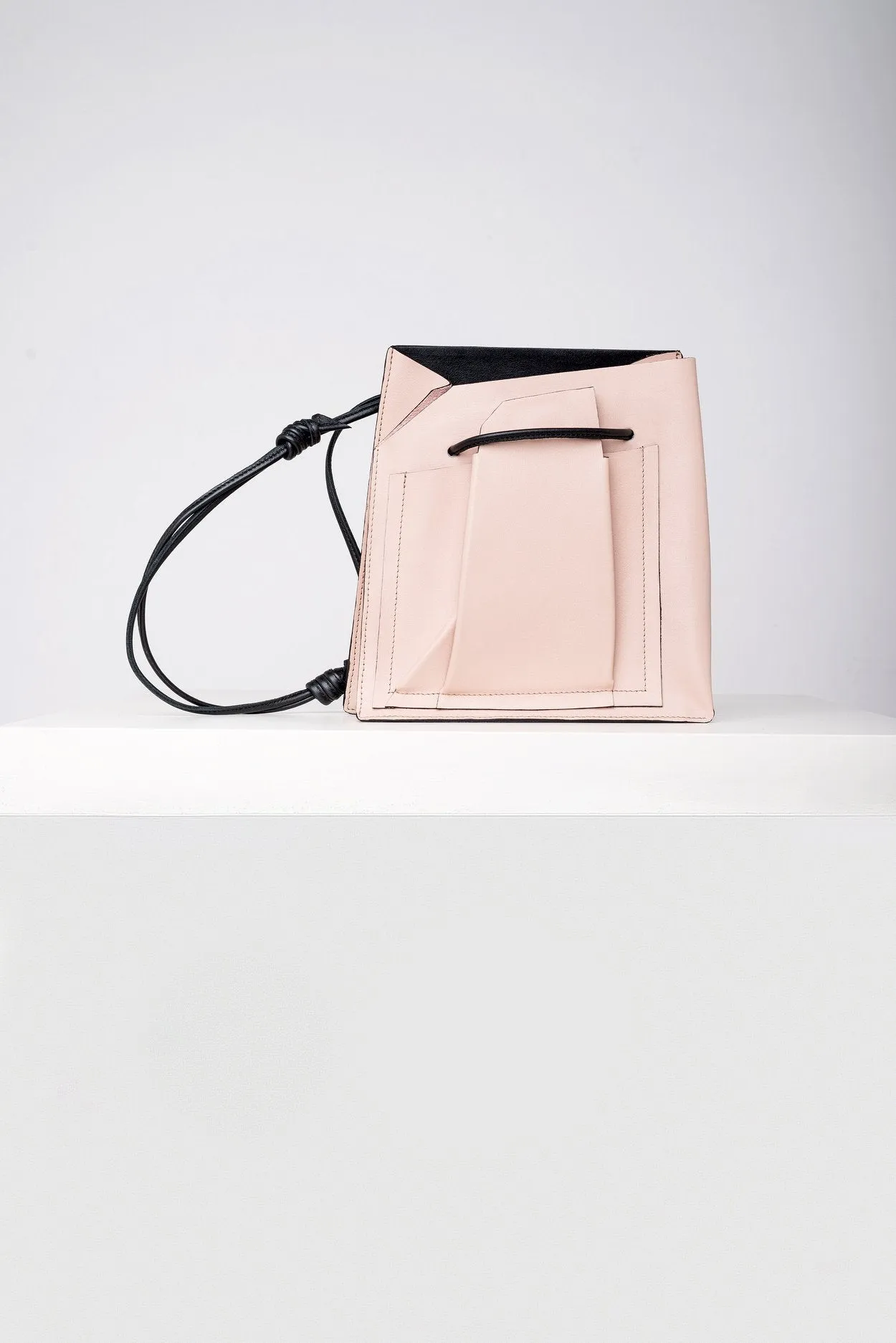 Close Bag - Peachy Nude - Black